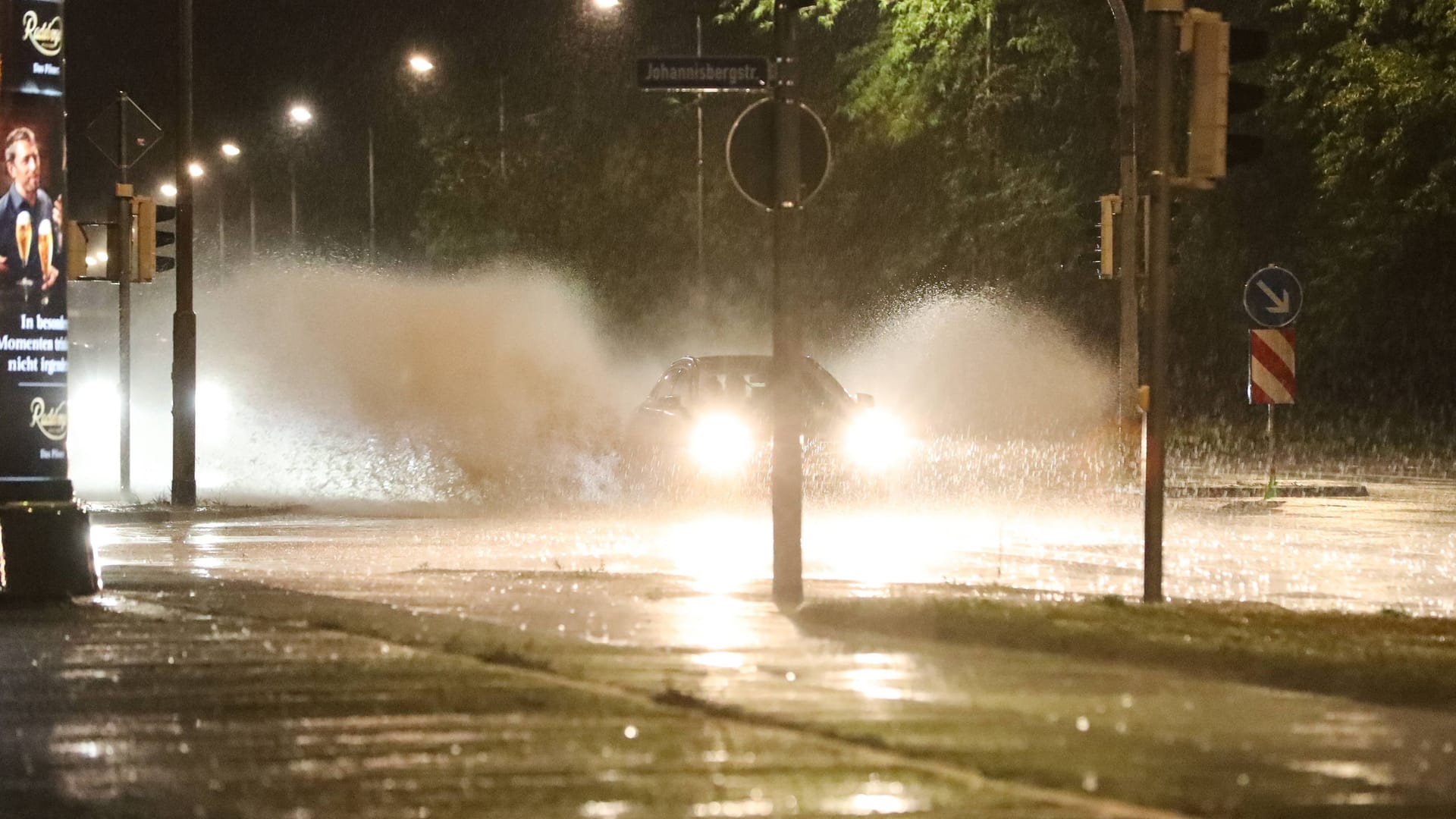 Ein Auto fährt durch eine Pfütze auf der Straße: In Sachsen kann es ungemütlich werden. Ein Auto fährt durch eine Pfütze auf der Straße: In Sachsen kann es ungemütlich werden.