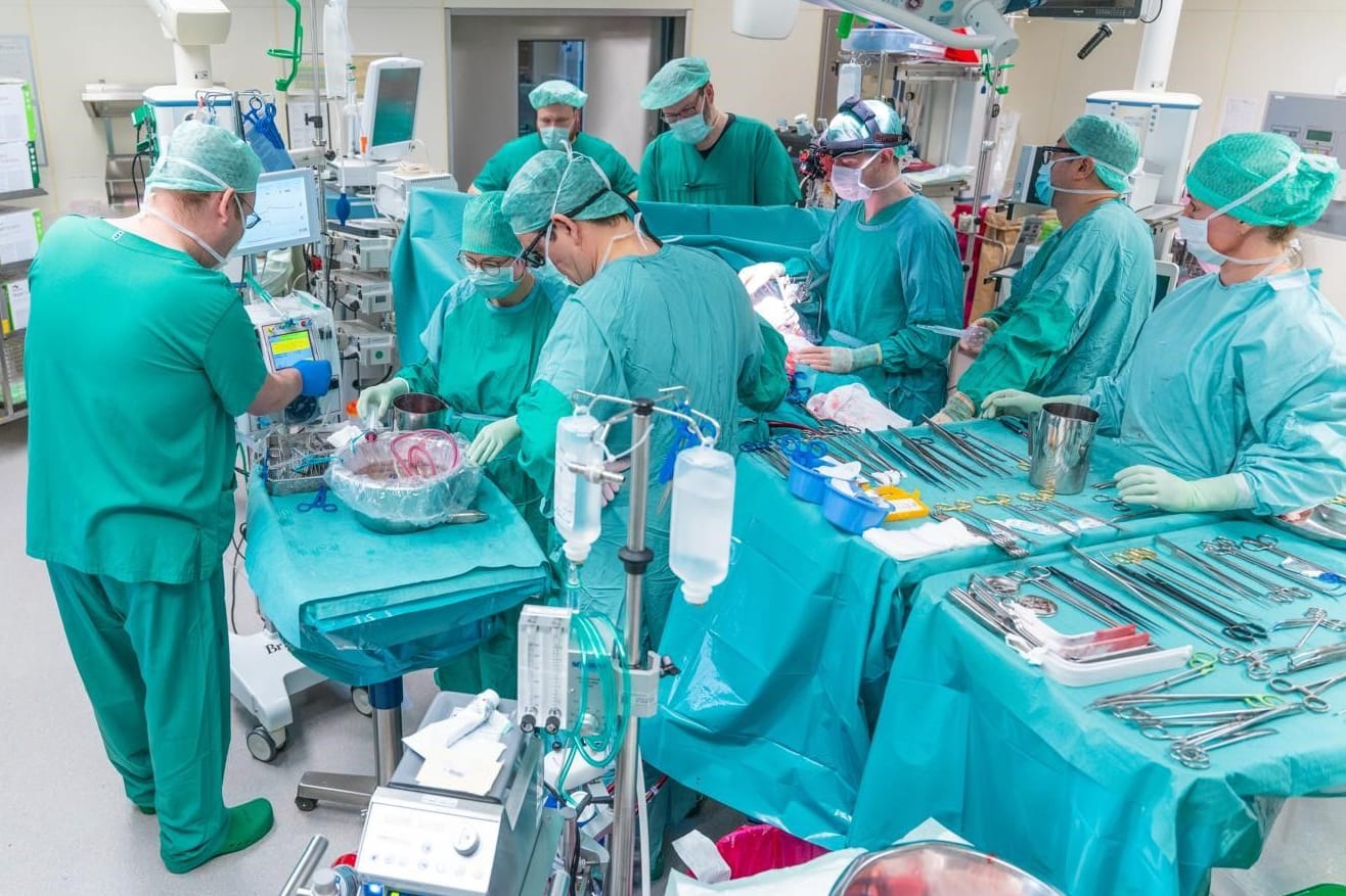 Spezialteam der MHH bei der Tumor-OP: Die Leber wurde gekühlt und extern versorgt.