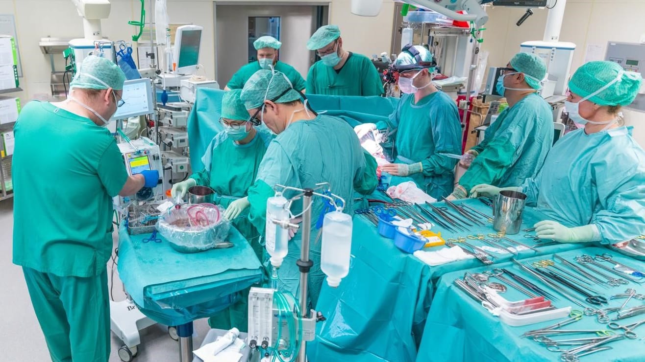 Spezialteam der MHH bei der Tumor-OP: Die Leber wurde gekühlt und extern versorgt.