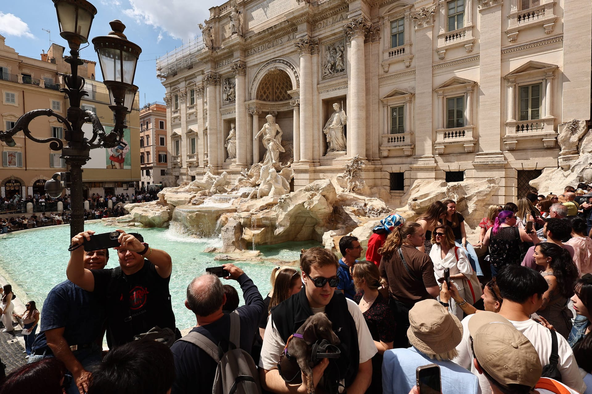 Der Trevi-Brunnen in Rom: Bis zu 4.000 Euro landen täglich in dem Becken. Touristen werfen die Münzen in den Brunnen, um eine Rückkehr in die Ewige Stadt zu garantieren.
