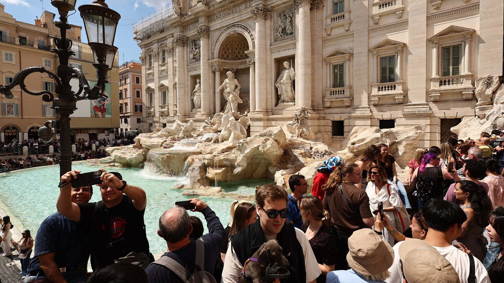 Der Trevi-Brunnen in Rom: Bis zu 4.000 Euro landen täglich in dem Becken. Touristen werfen die Münzen in den Brunnen, um eine Rückkehr in die Ewige Stadt zu garantieren.