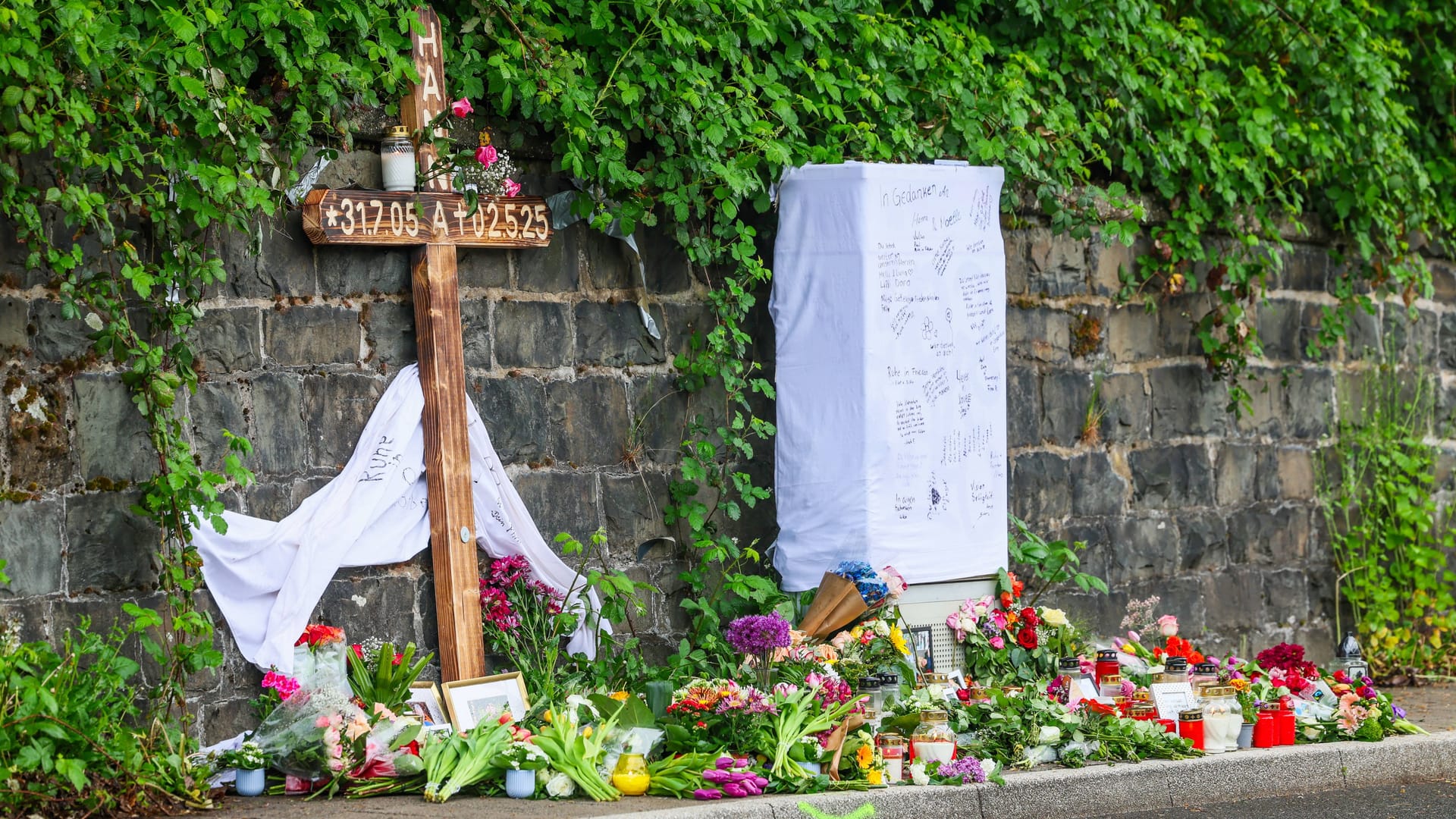 Ein Kreuz, Kerzen und Blumen nach dem tödlichen Raserunfall in Remscheid: Angehörige und Bekannte des Opfers trauerten am Sonntag um die 19 Jahre alte Frau.
