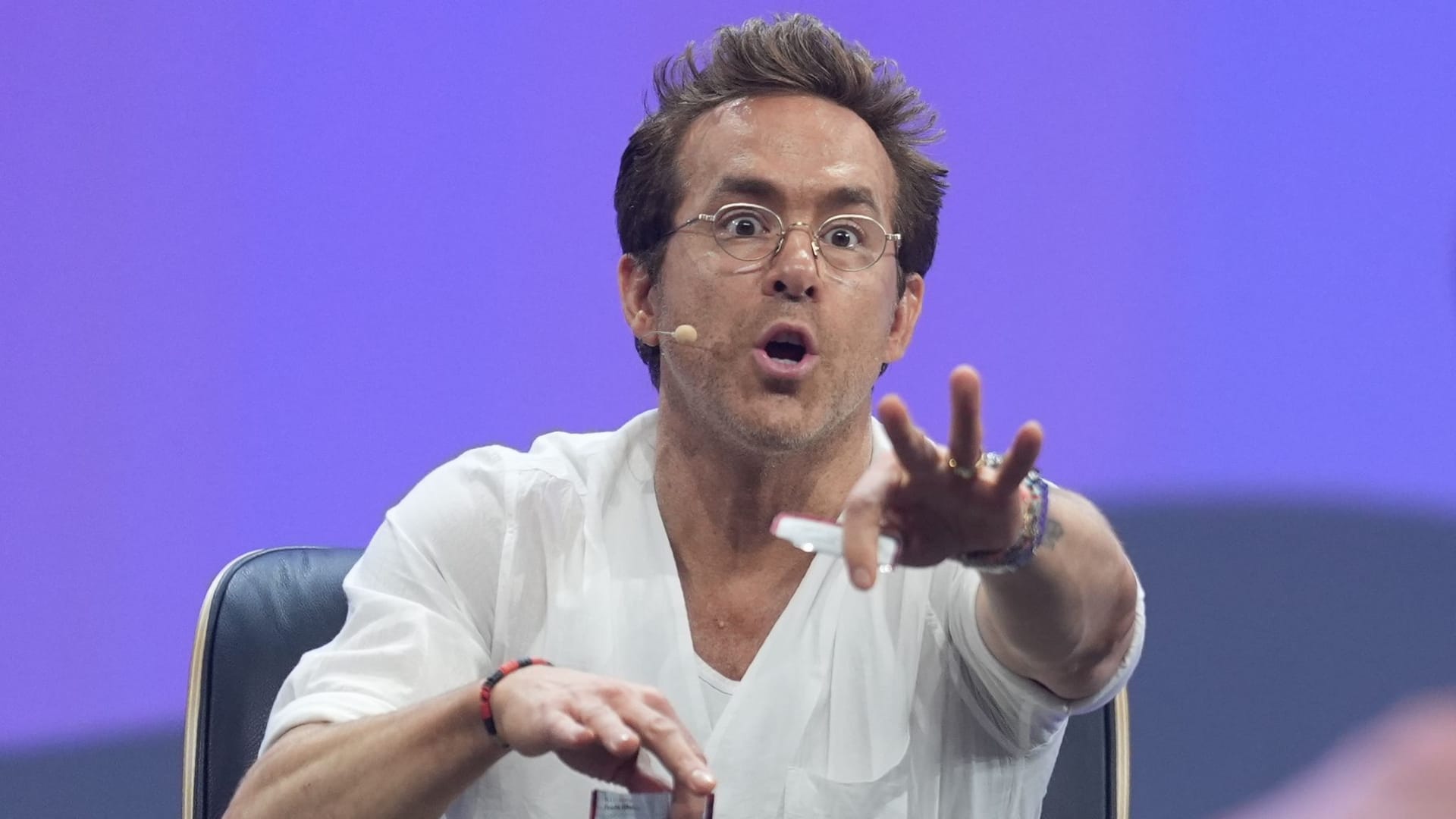 Ryan Reynolds auf der Bühne während der Digital- und Marketingmesse OMR in den Messehallen.