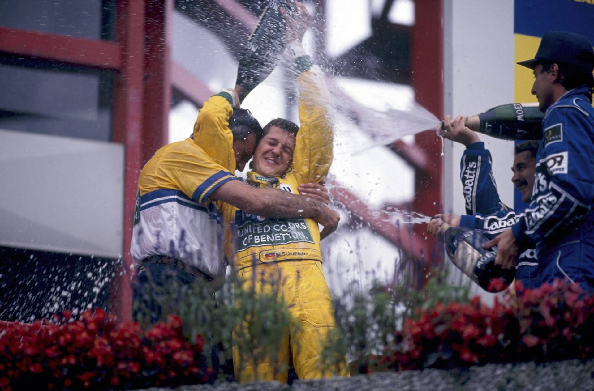 Michael Schumacher feiert mit Flavio Briatore: Im Benetton holte Schumacher zwei WM-Titel.