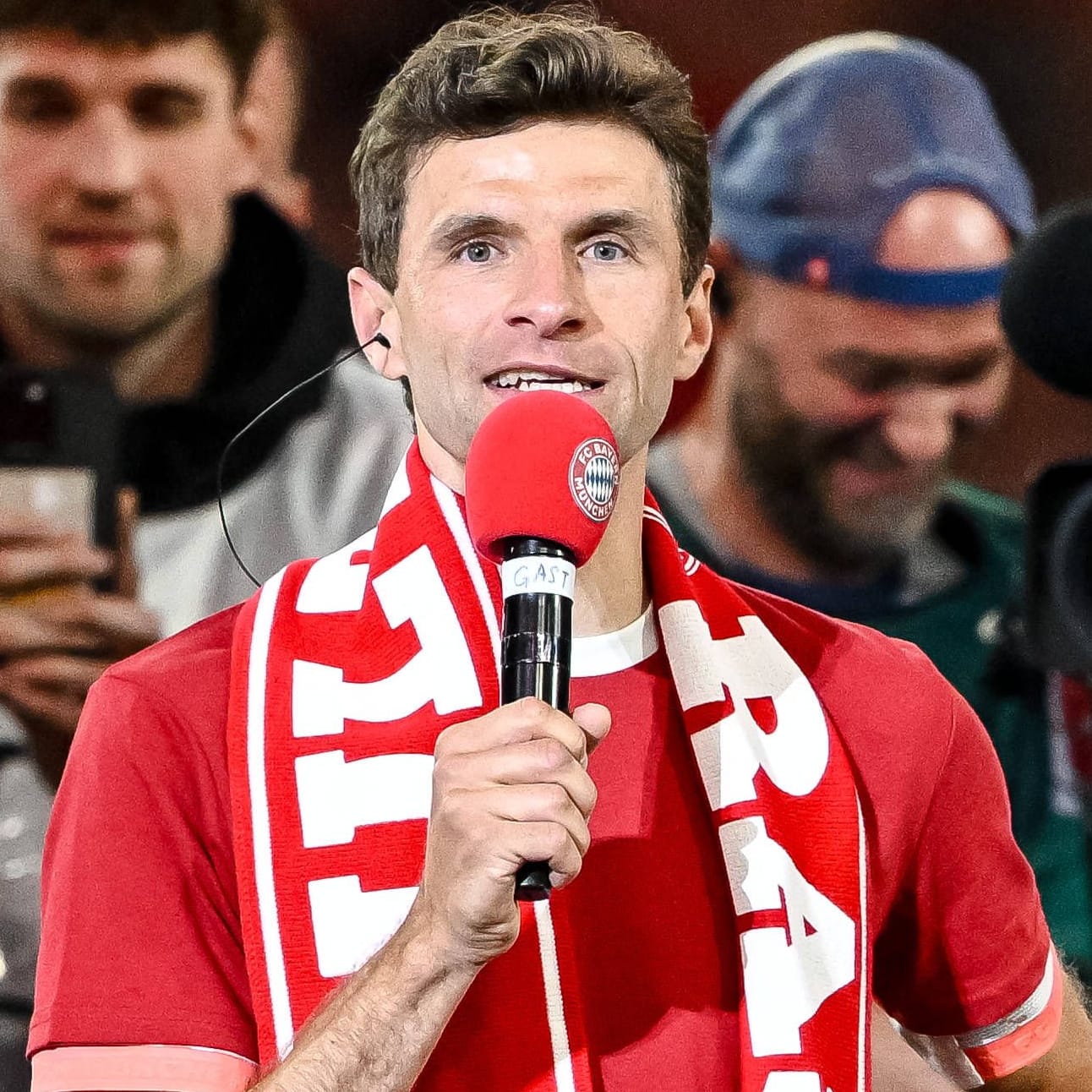 Bewegender Abschied: Thomas Müller nach seinem letzten Heimspiel für die Bayern am Mikrofon.
