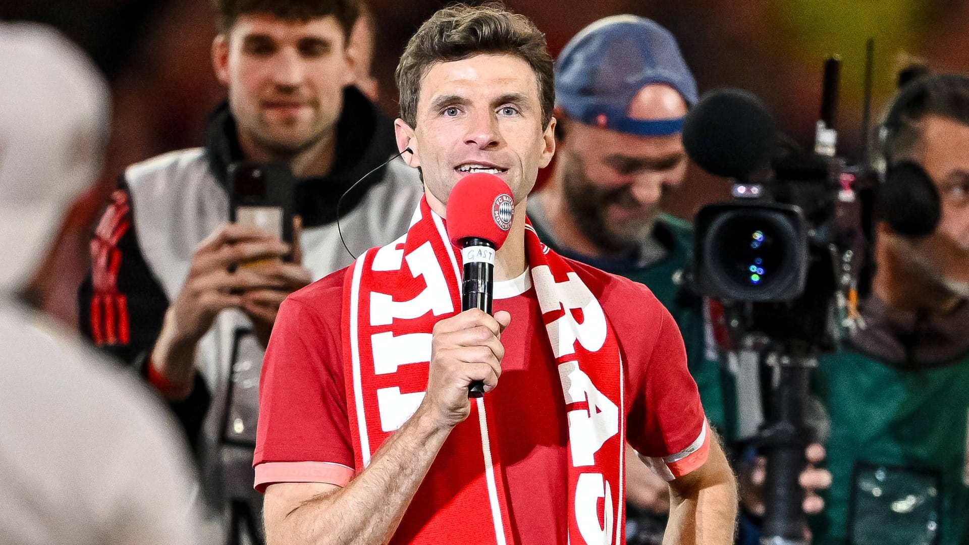 Bewegender Abschied: Thomas Müller nach seinem letzten Heimspiel für die Bayern am Mikrofon.
