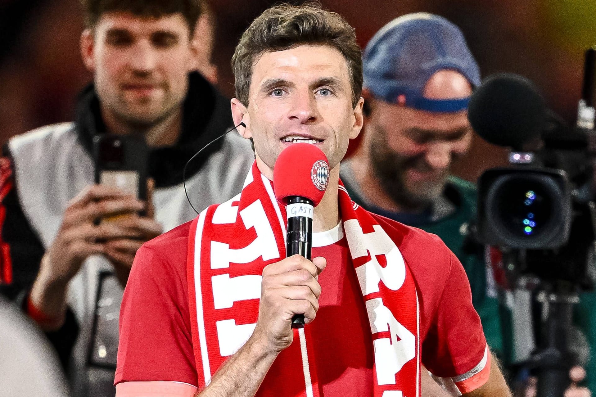 Bewegender Abschied: Thomas Müller nach seinem letzten Heimspiel für die Bayern am Mikrofon.