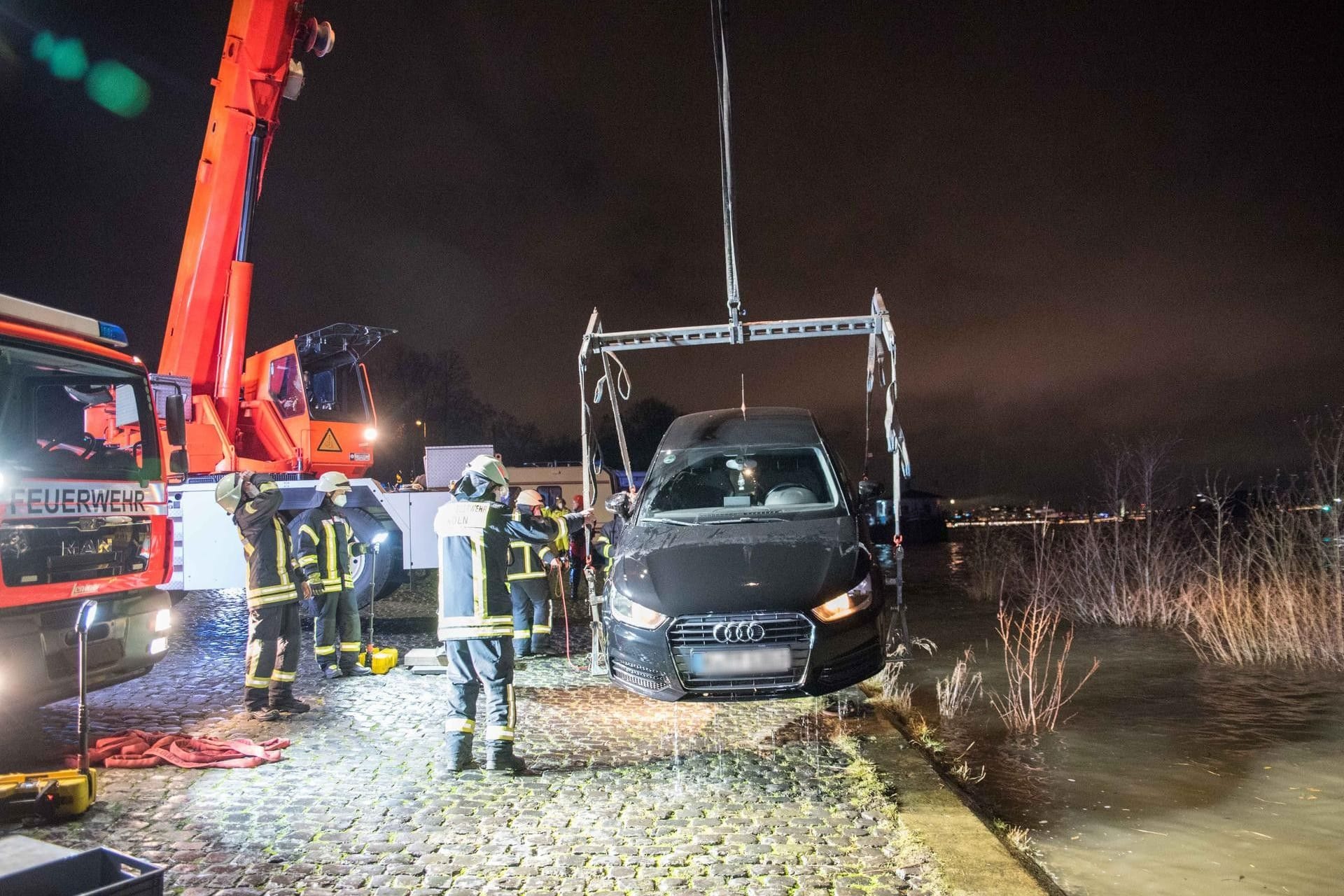 Die Feuerwehr in Köln zieht ein Auto aus dem Rhein (Symbolbild): In der Nacht zu Montag rollte ein Auto in den Fluss. Die Feuerwehr in Köln zieht ein Auto aus dem Rhein (Symbolbild): In der Nacht zu Montag rollte ein Auto in den Fluss.