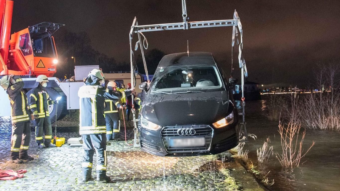 Die Feuerwehr in Köln zieht ein Auto aus dem Rhein (Symbolbild): In der Nacht zu Montag rollte ein Auto in den Fluss.