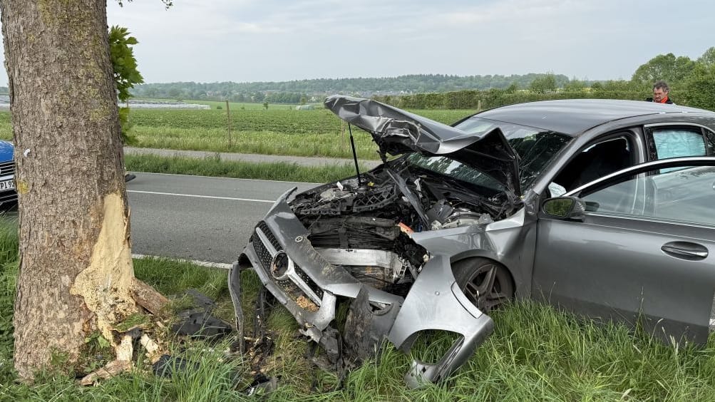 Der Mercedes wurde bei dem Unfall schwer beschädigt.
