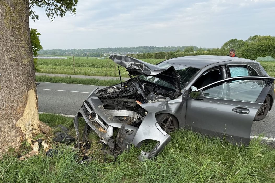 Der Mercedes wurde bei dem Unfall schwer beschädigt.