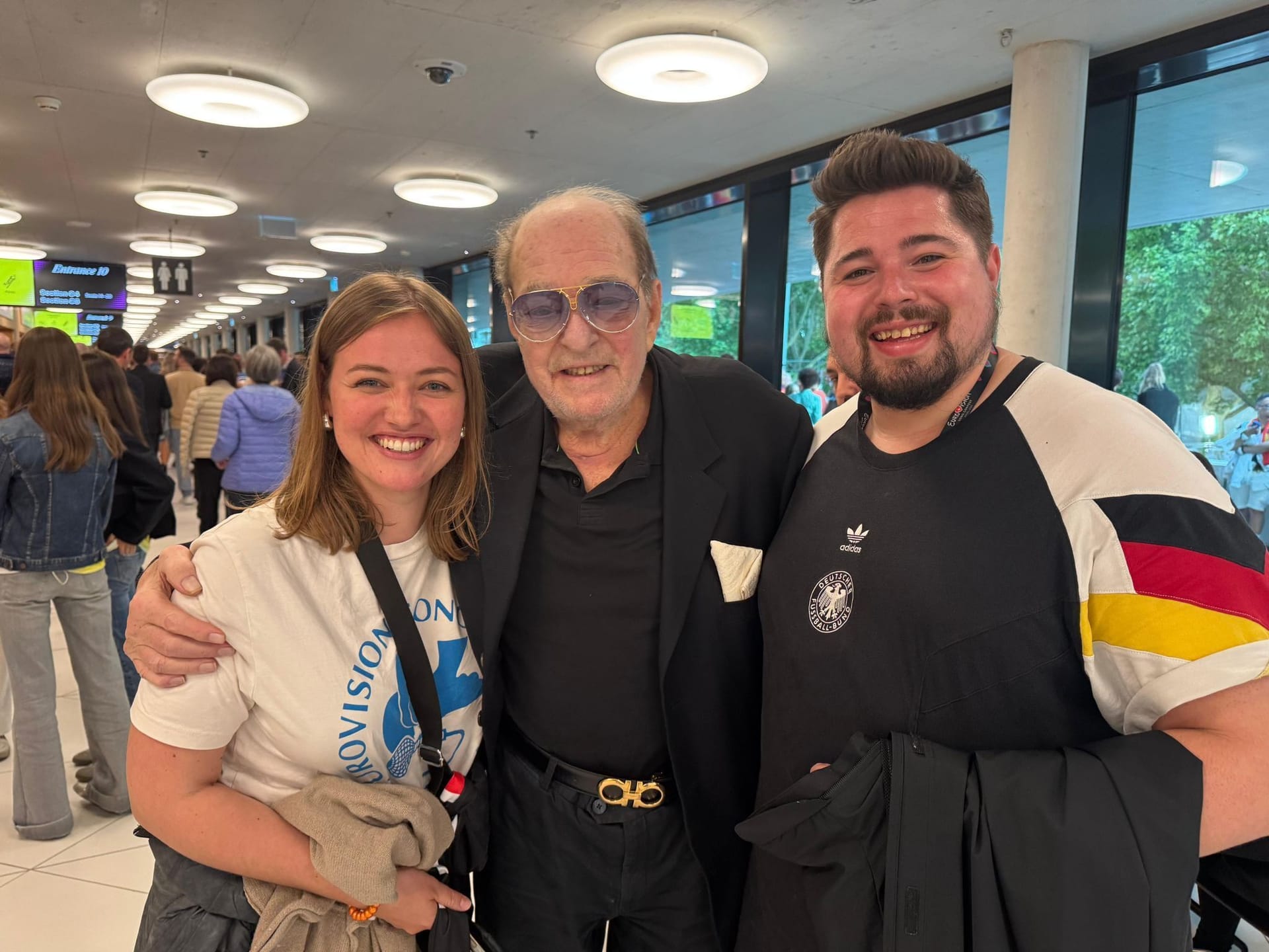 Patricia von Thien von der "Berliner Morgenpost" und Tobias Schibilla von t-online mit ESC-Legende Ralph Siegel.