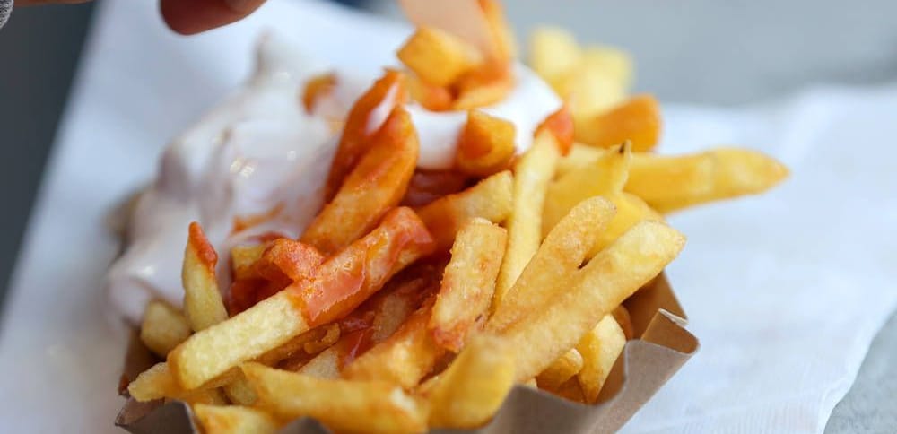 Pommes Rot-Weiß (Symbolfoto): Den Klassiker muss man an der Amalienstraße künftig länger suchen. Pommes Rot-Weiß (Symbolfoto): Den Klassiker muss man an der Amalienstraße künftig länger suchen.