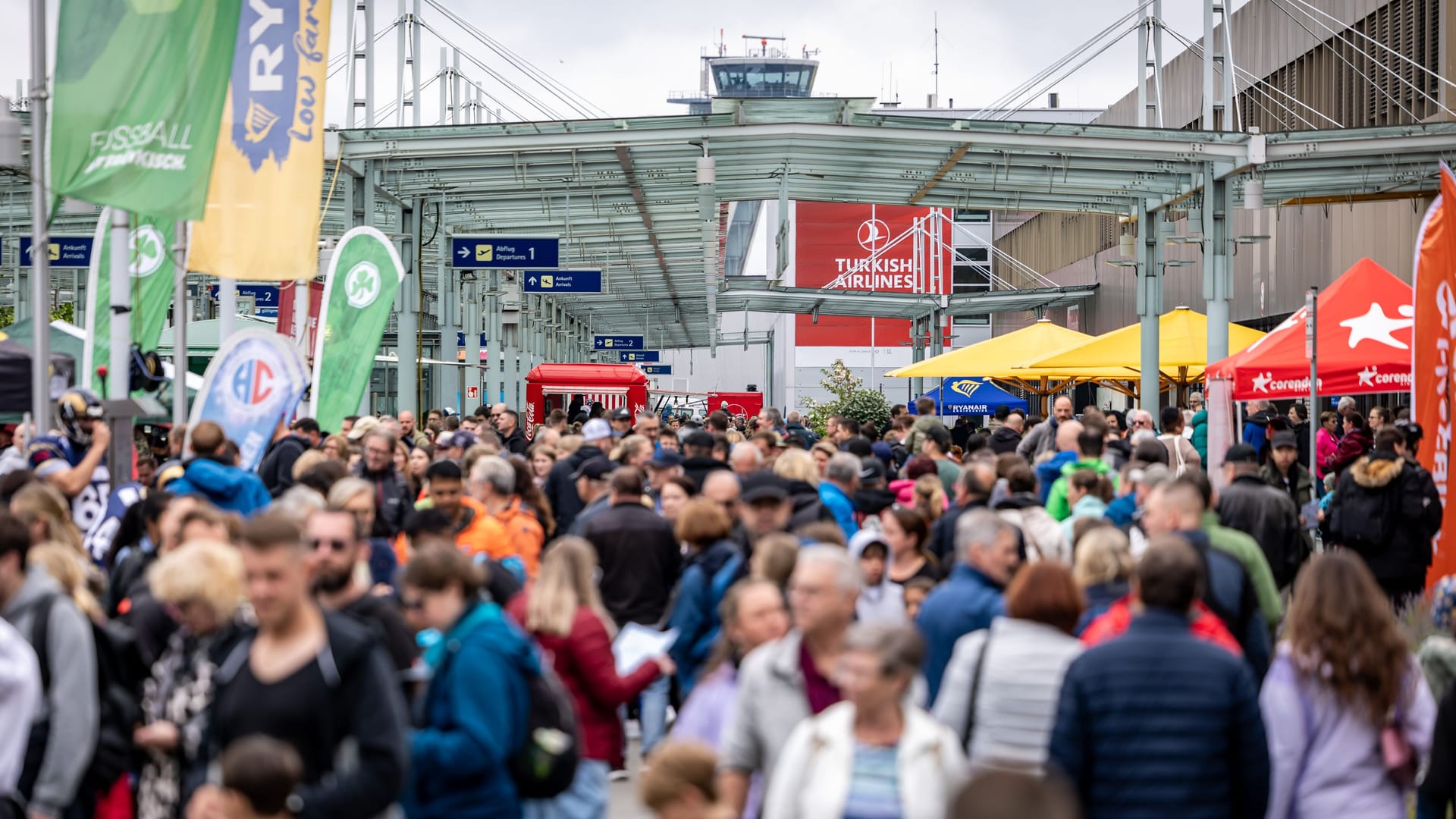 Direkt vor dem Terminal waren Vereine und Fluggesellschaften mit Ständen vertreten: Auch hier tummelten sich die Besucher.