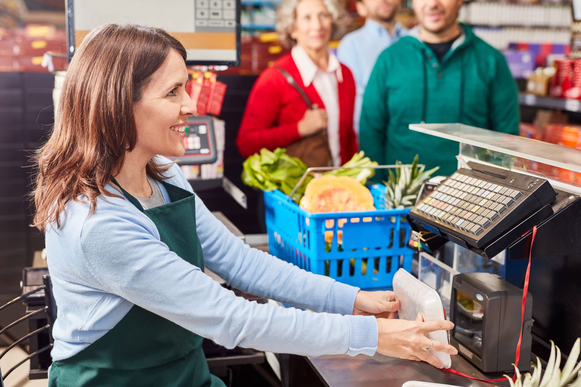 Freundliche Kassiererin: Lidl senkt die Preise auf 500 Artikel.