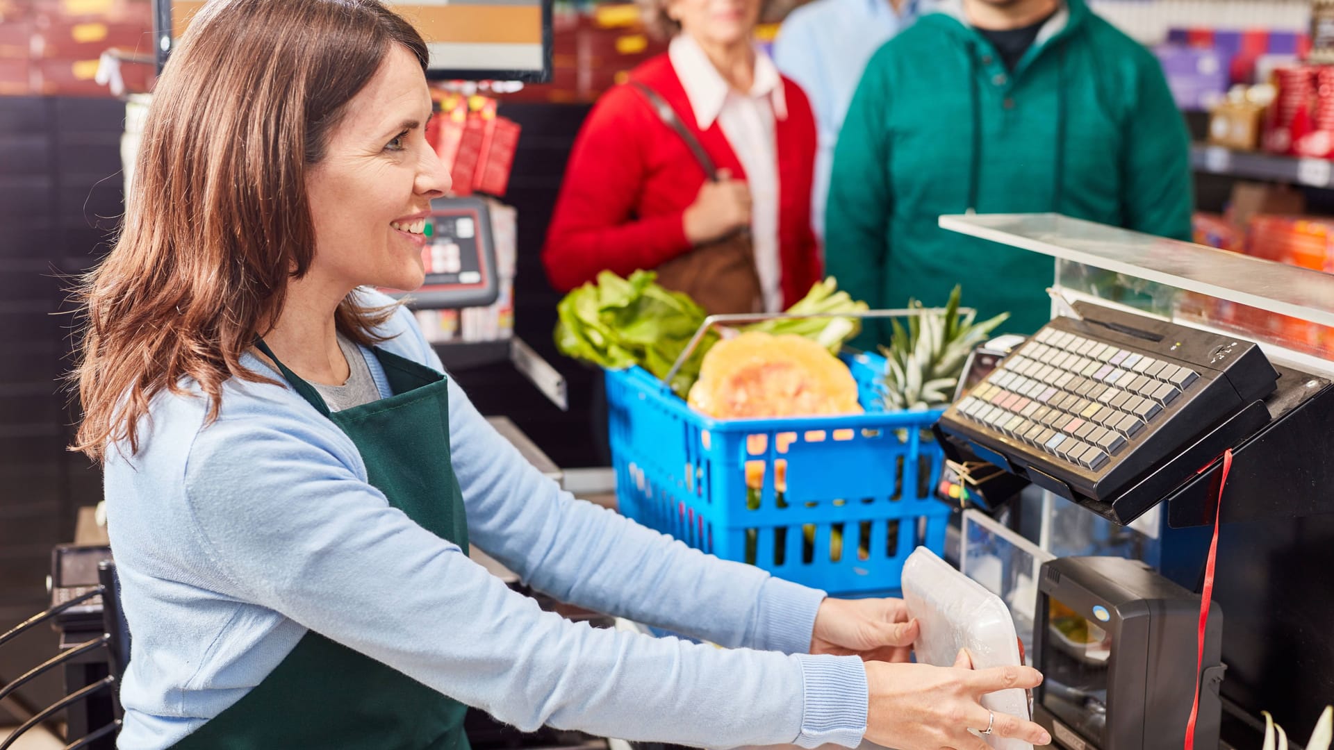 Freundliche Kassiererin: Lidl senkt die Preise auf 500 Artikel. Freundliche Kassiererin: Lidl senkt die Preise auf 500 Artikel.