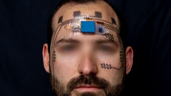 Schaltkreise auf dem Gesicht: Das E-Tattoo soll ein Frühwarnsystem sein. Schaltkreise auf dem Gesicht: Das E-Tattoo soll ein Frühwarnsystem sein.