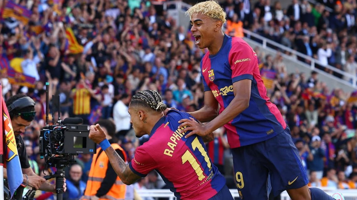 Spiel gedreht: Barcelonas Raphinha (li.) und Yamal feiern das zwischenzeitliche 3:2 gegen Real.