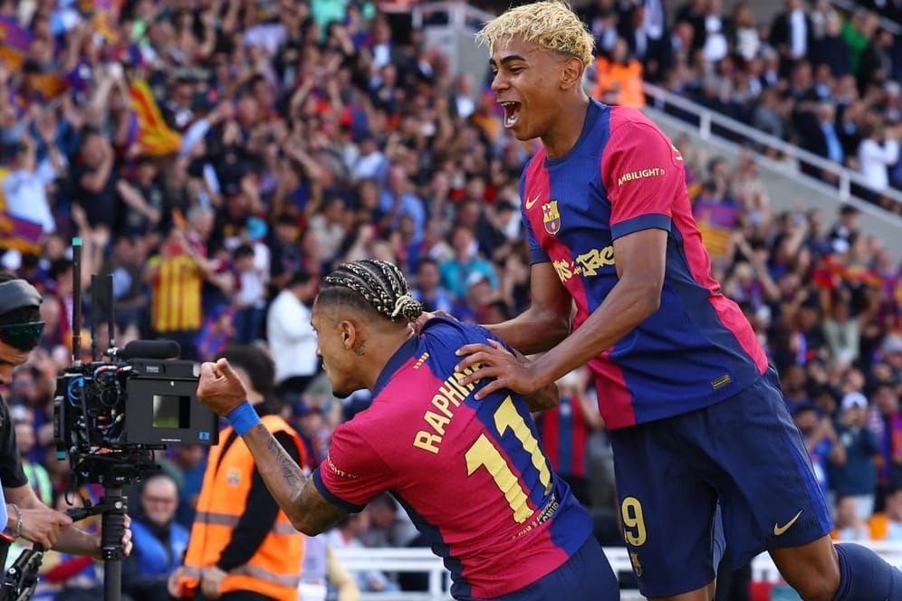 Spiel gedreht: Barcelonas Raphinha (li.) und Yamal feiern das zwischenzeitliche 3:2 gegen Real.