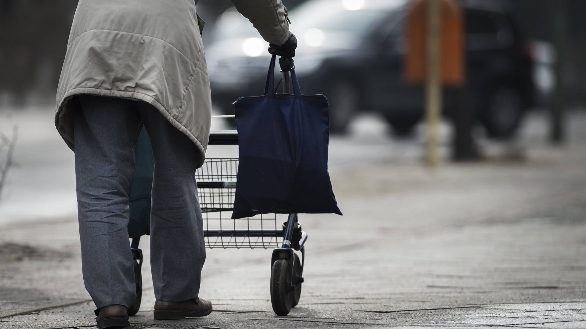 Ein Senior läuft auf einem Bürgersteig (Symbolbild): In Bremen wurde ein Hundertjähriger Opfer eines Raubüberfalls. Ein Senior läuft auf einem Bürgersteig (Symbolbild): In Bremen wurde ein Hundertjähriger Opfer eines Raubüberfalls.