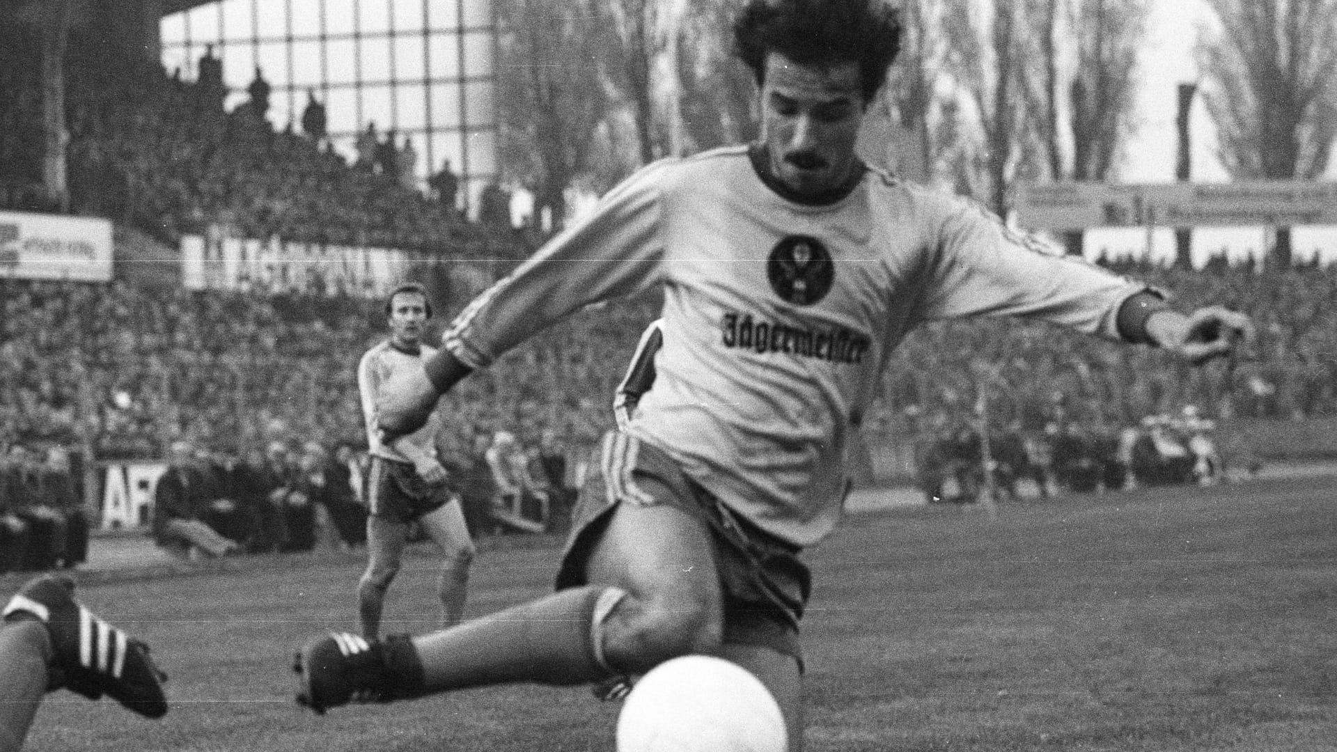 In der Saison 1979/80 spielte Frank Holzer mit Eintracht Braunschweig in der Bundesliga, die meisten Profispiele machte er jedoch für Saarbrücken.