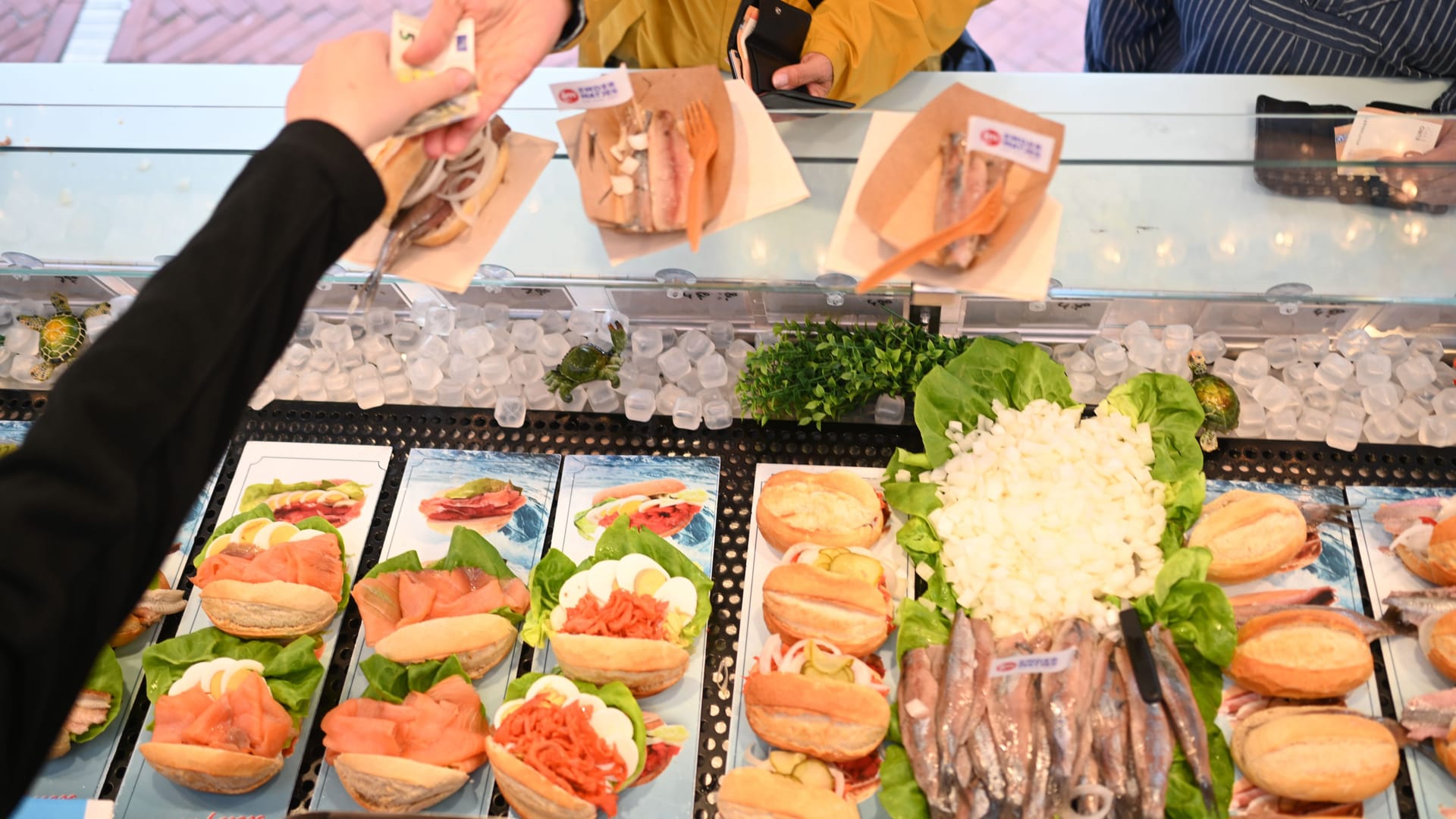 Ein Stand verkauft Fischbrötchen: Wer nicht unbedingt auf Matjes steht, wird bei den Emder Matjestagen trotzdem fündig.