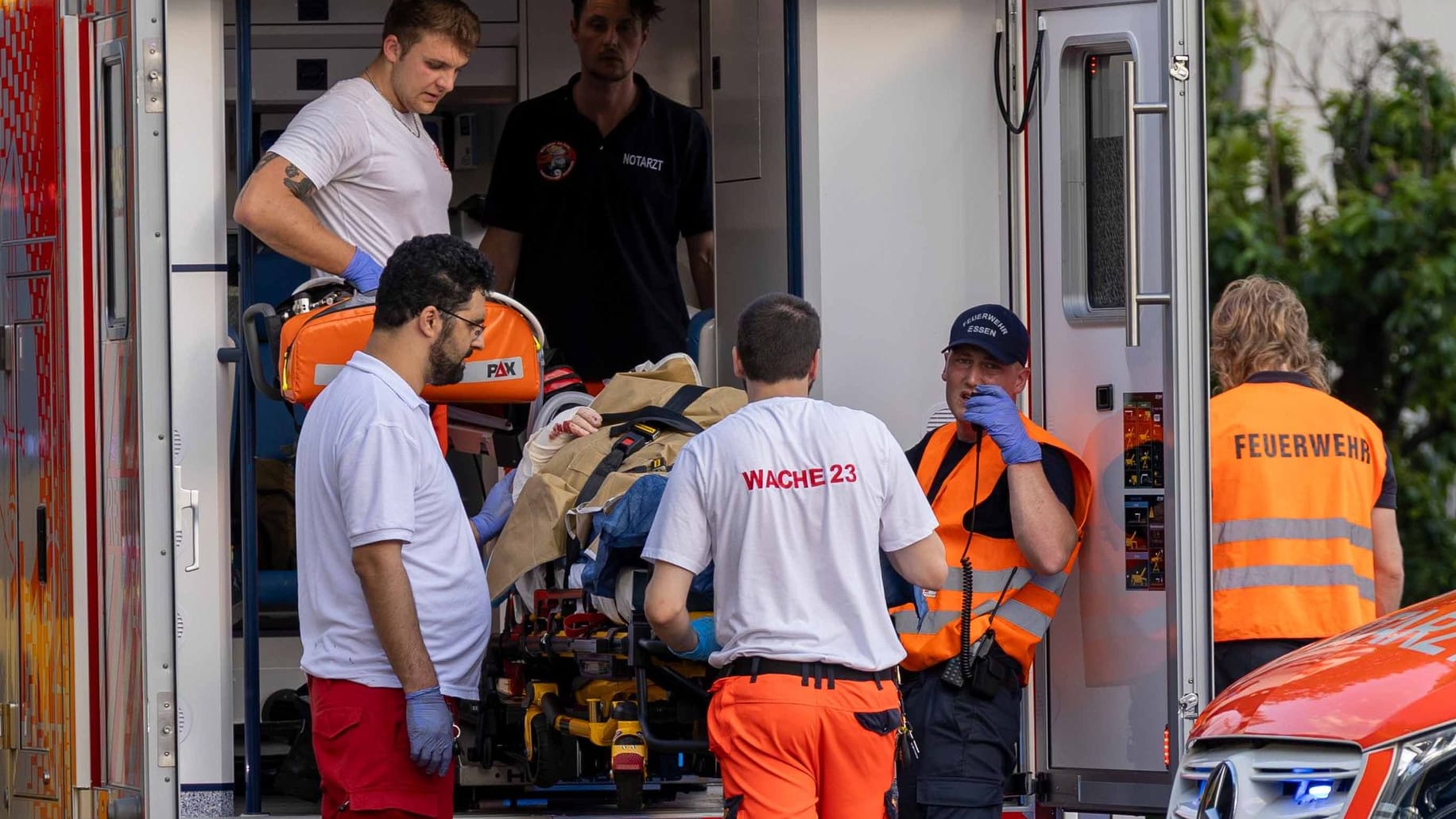 Verletztentransport am Abend in Essen: Der verletzte Senior schwebt in Lebensgefahr. Verletztentransport am Abend in Essen: Der verletzte Senior schwebt in Lebensgefahr.