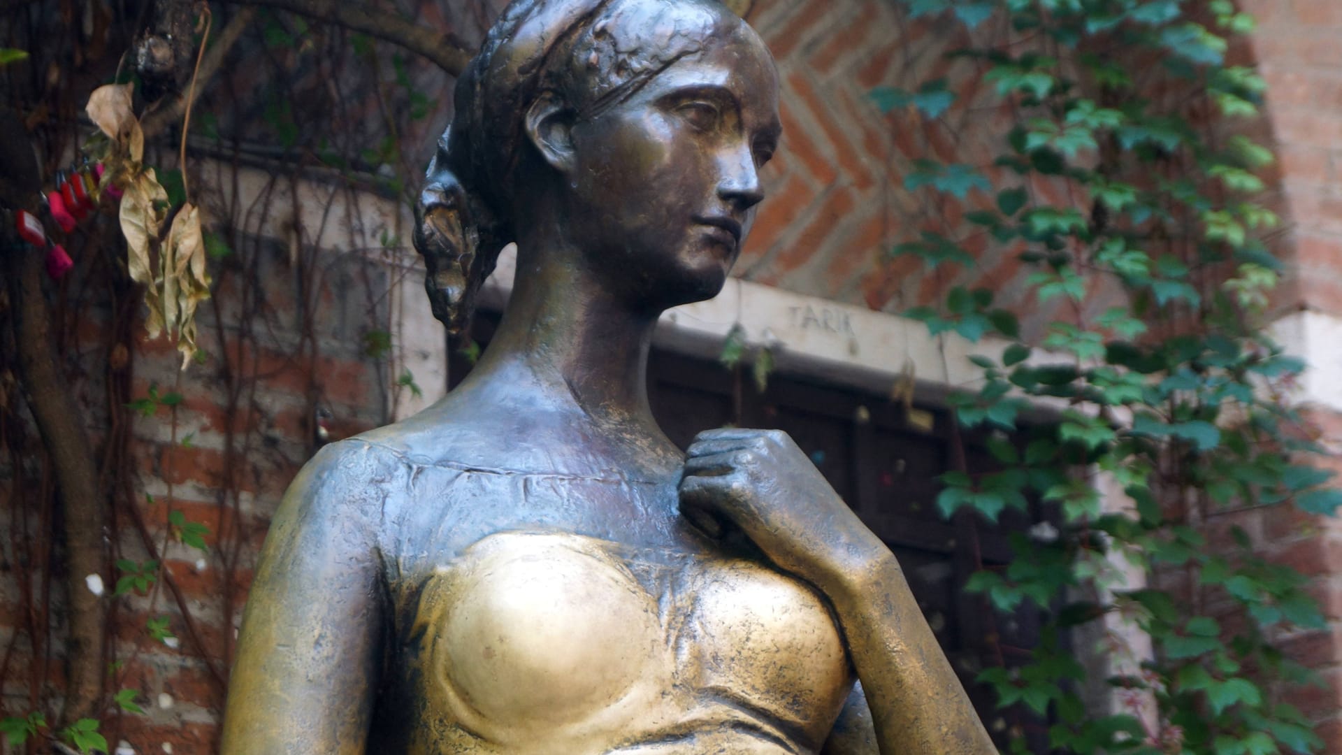 Julia: Die Statue wurde 1969 von dem Bildhauer Nereo Costantini geschaffen und 1972 auf Initiative des Lions Clubs Verona im Innenhof aufgestellt.