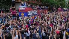 Barças Meisterteam im offenen Bus von Tausenden gefeiert