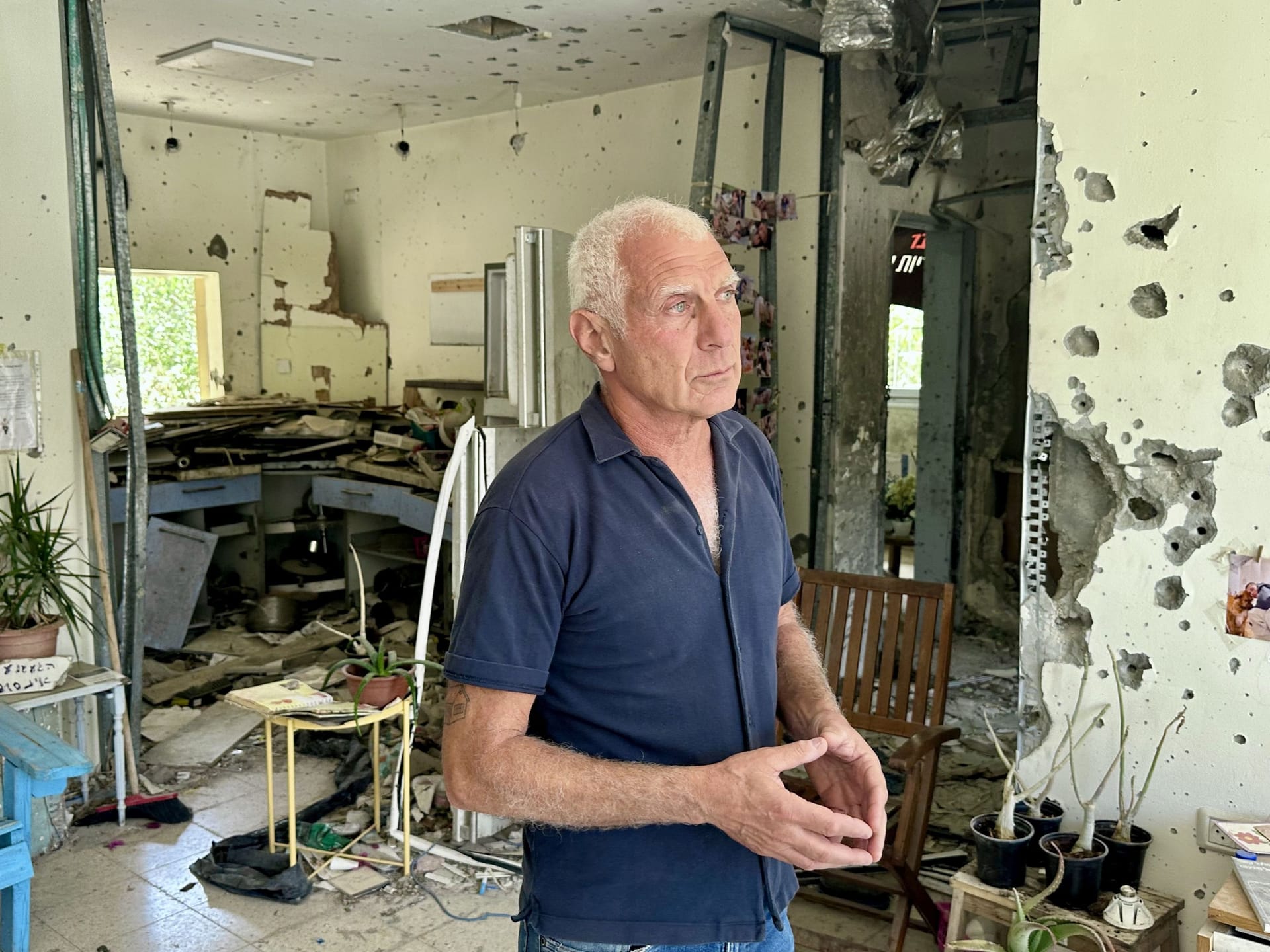 Chaim Yellin in einem zerschossenen Haus im Kibbuz Be'eri.