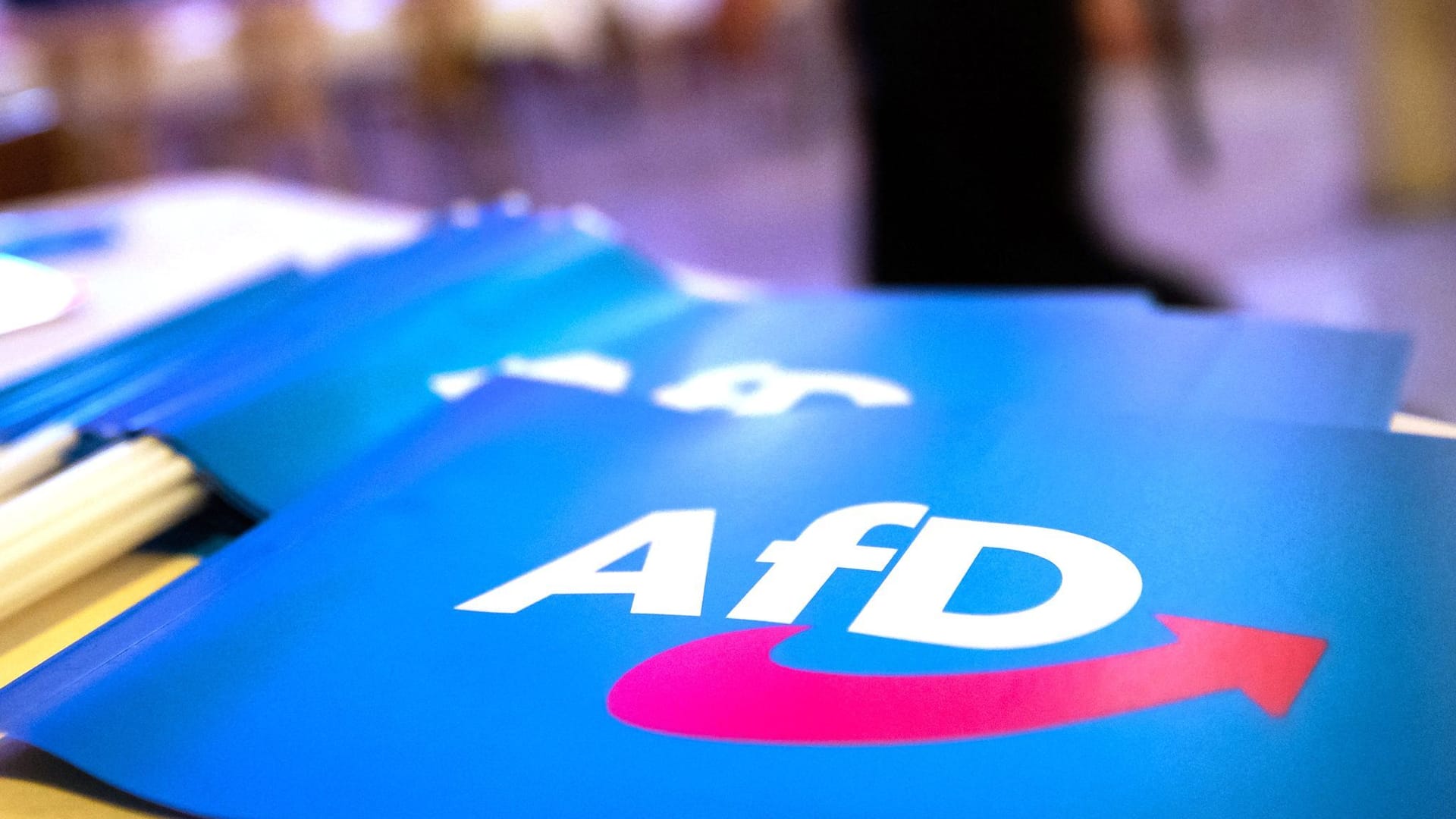 Fähnchen mit dem Logo der AfD: Bremen will keine Zeit verlieren und drängt noch mehr als 2024 auf ein Verbot der Partei. Fähnchen mit dem Logo der AfD: Bremen will keine Zeit verlieren und drängt noch mehr als 2024 auf ein Verbot der Partei.