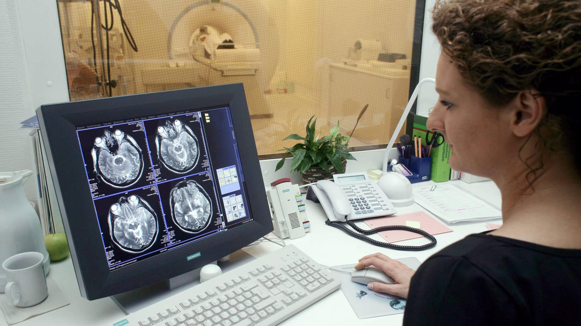 Radiologie: Eine Ärztin schaut sich Aufnahmen aus der Computertomografie an.