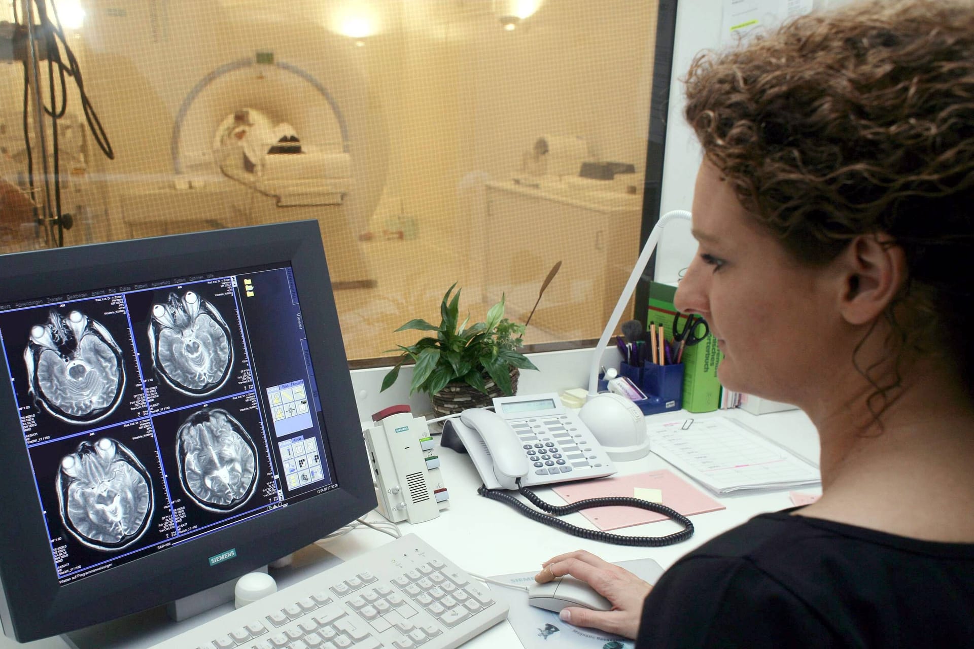 Radiologie: Eine Ärztin schaut sich Aufnahmen aus der Computertomografie an.