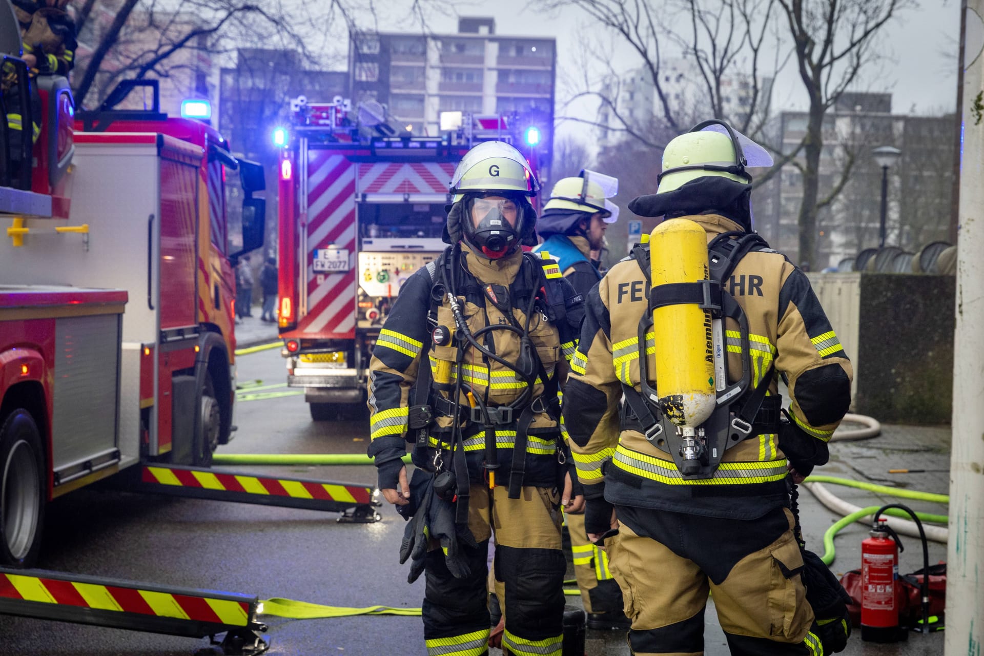 Einsatzkräfte der Feuerwehr im Einsatz (Symbolbild): In Heidenheim musste eine schwer verletzte Frau gerettet werden.