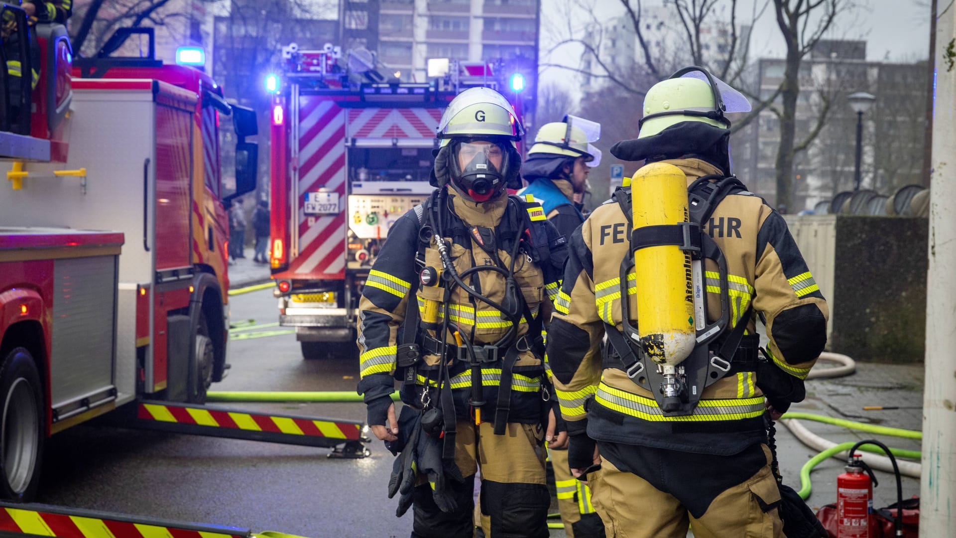 Einsatzkräfte der Feuerwehr im Einsatz (Symbolbild): In Heidenheim musste eine schwer verletzte Frau gerettet werden.