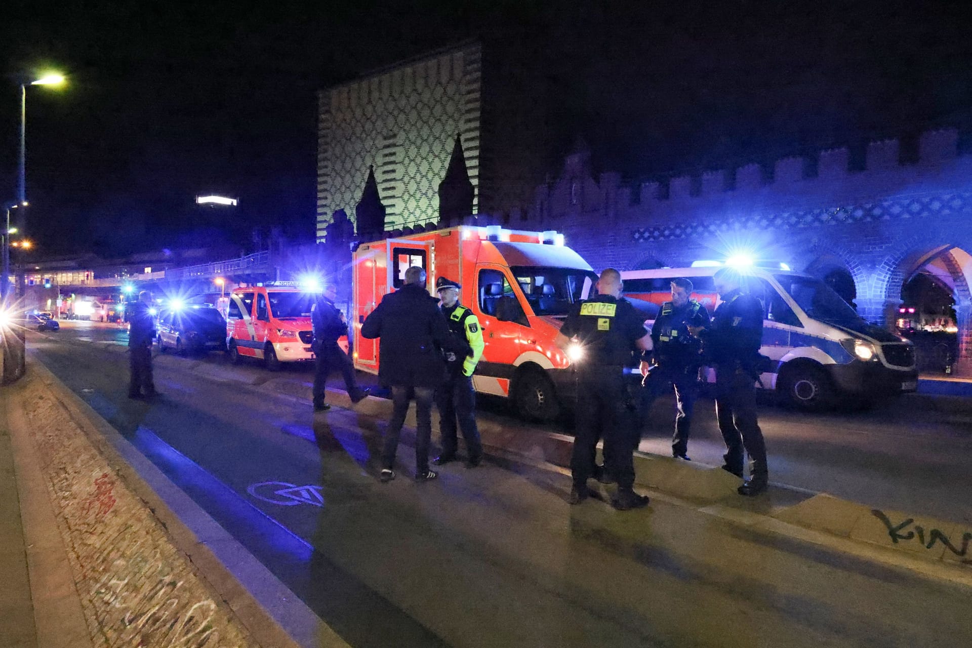 Die Oberbaumbrücke mit Einsatzkräften: Ein Polizist ist hier angefahren worden.