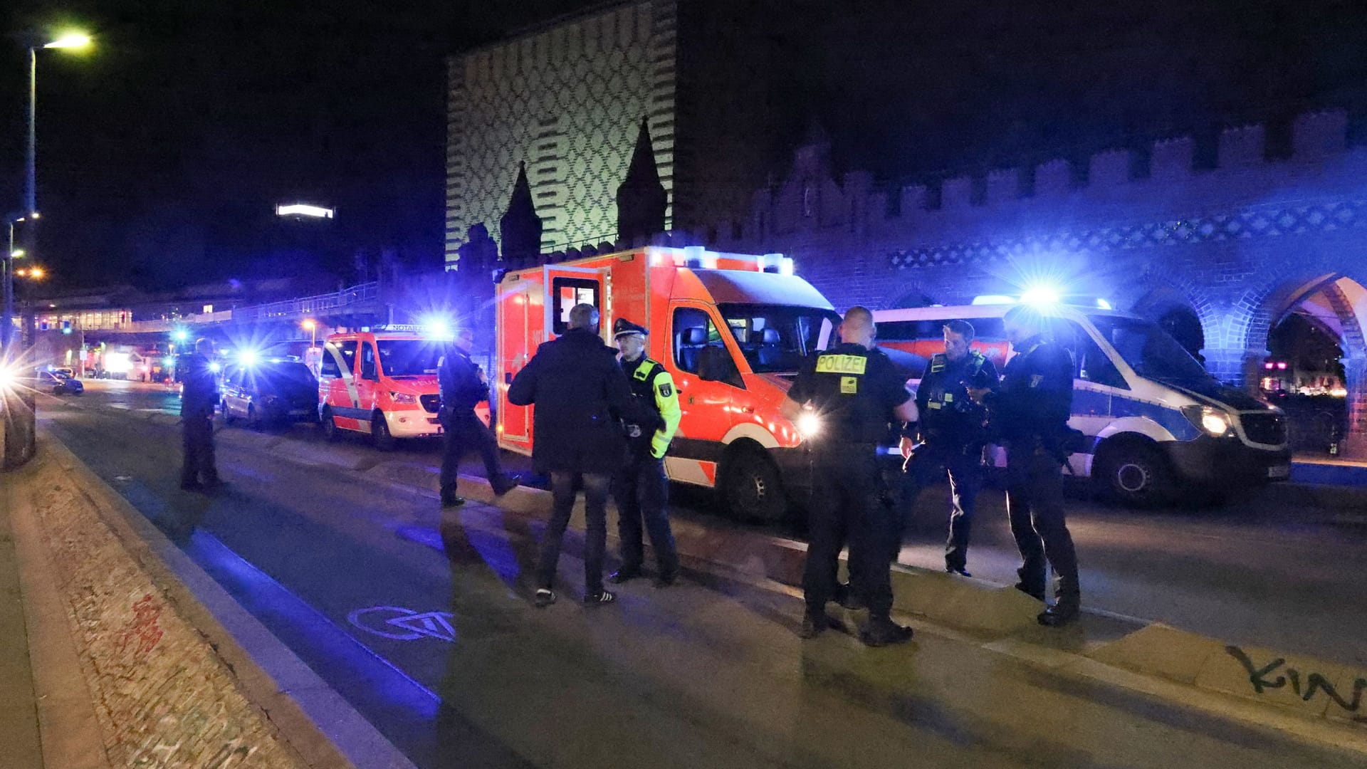 Die Oberbaumbrücke mit Einsatzkräften: Ein Polizist ist hier angefahren worden.