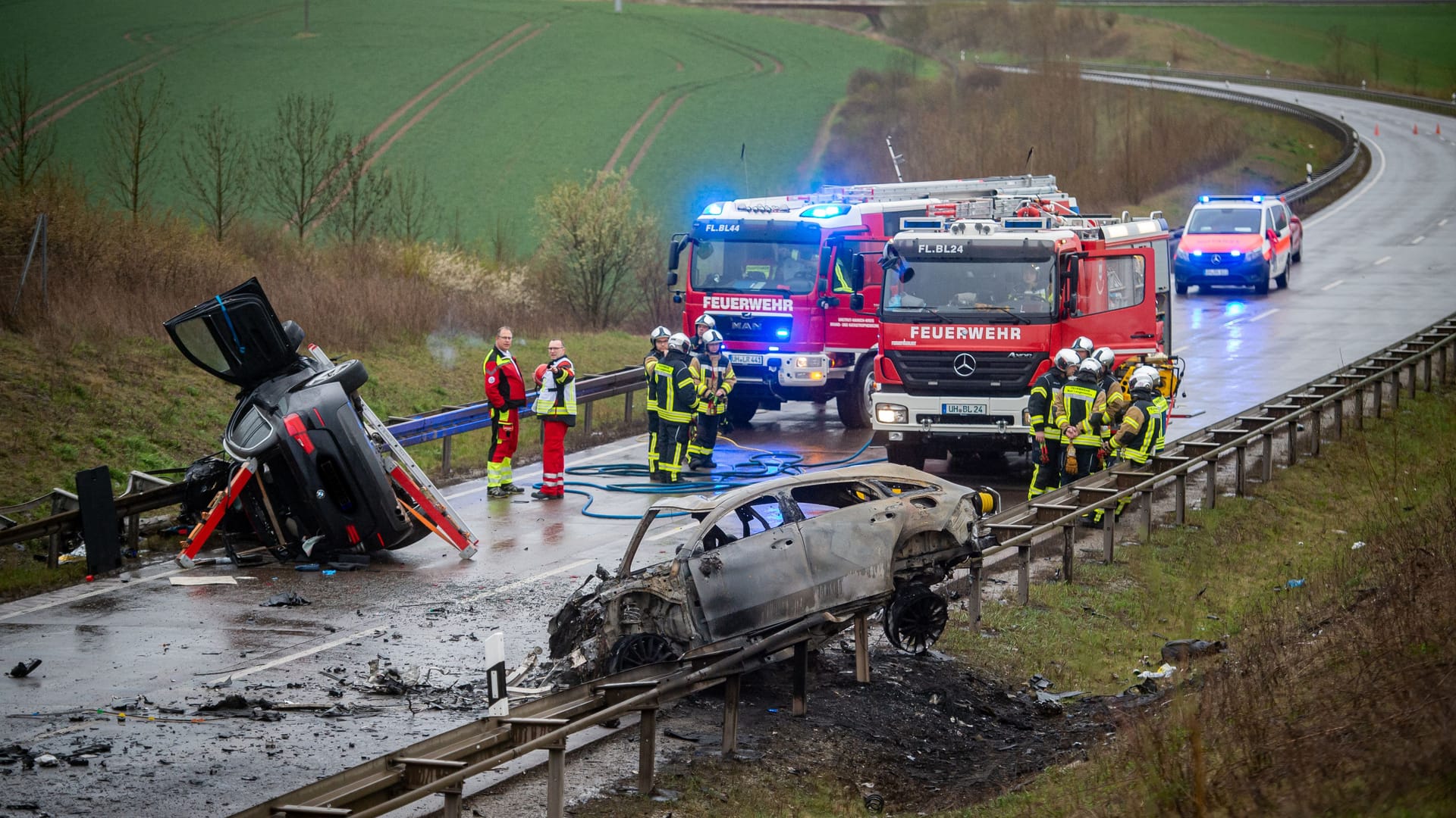 Trümmerteile nach einem schweren Verkehrsunfall in Thüringen (Symbolbild): Ein 25-Jähriger ist nach einem tödlichen Autorennen zu lebenslanger Haft verurteilt worden.