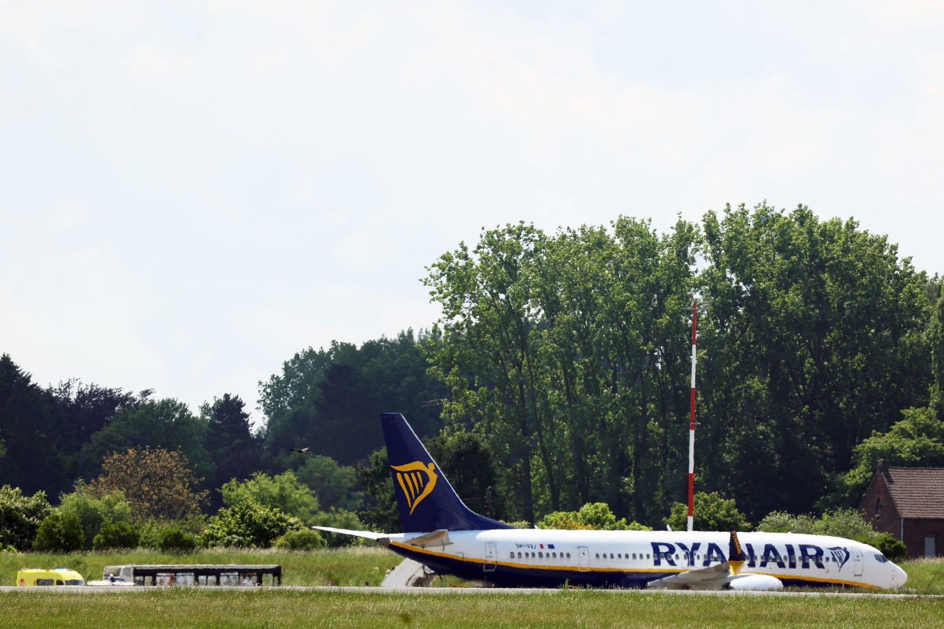 Ein Ryanair-Flugzeug steht nach einer Bombendrohung auf dem Flughafen Charleroi in Brüssel: Der Flugbetrieb wurde eingestellt.
