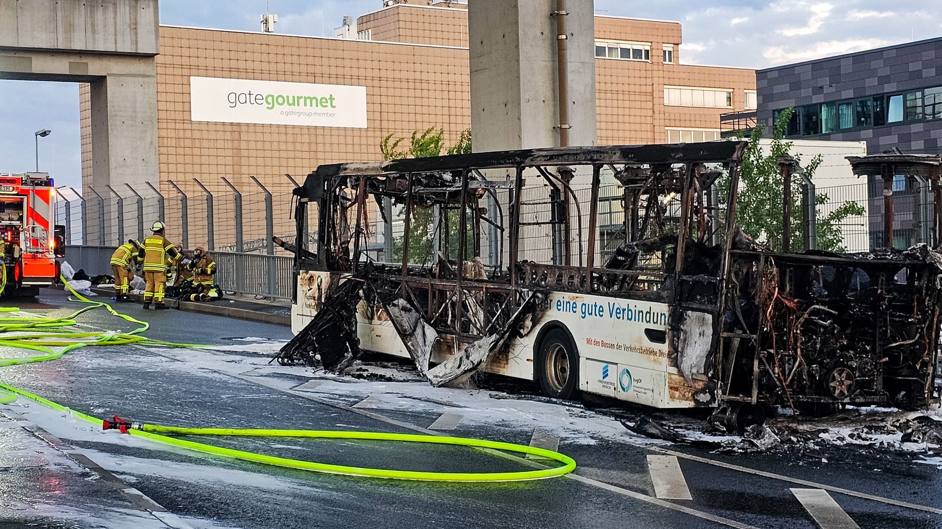 Überreste des Busses am Frankfurter Flughafen am Donnerstagabend.