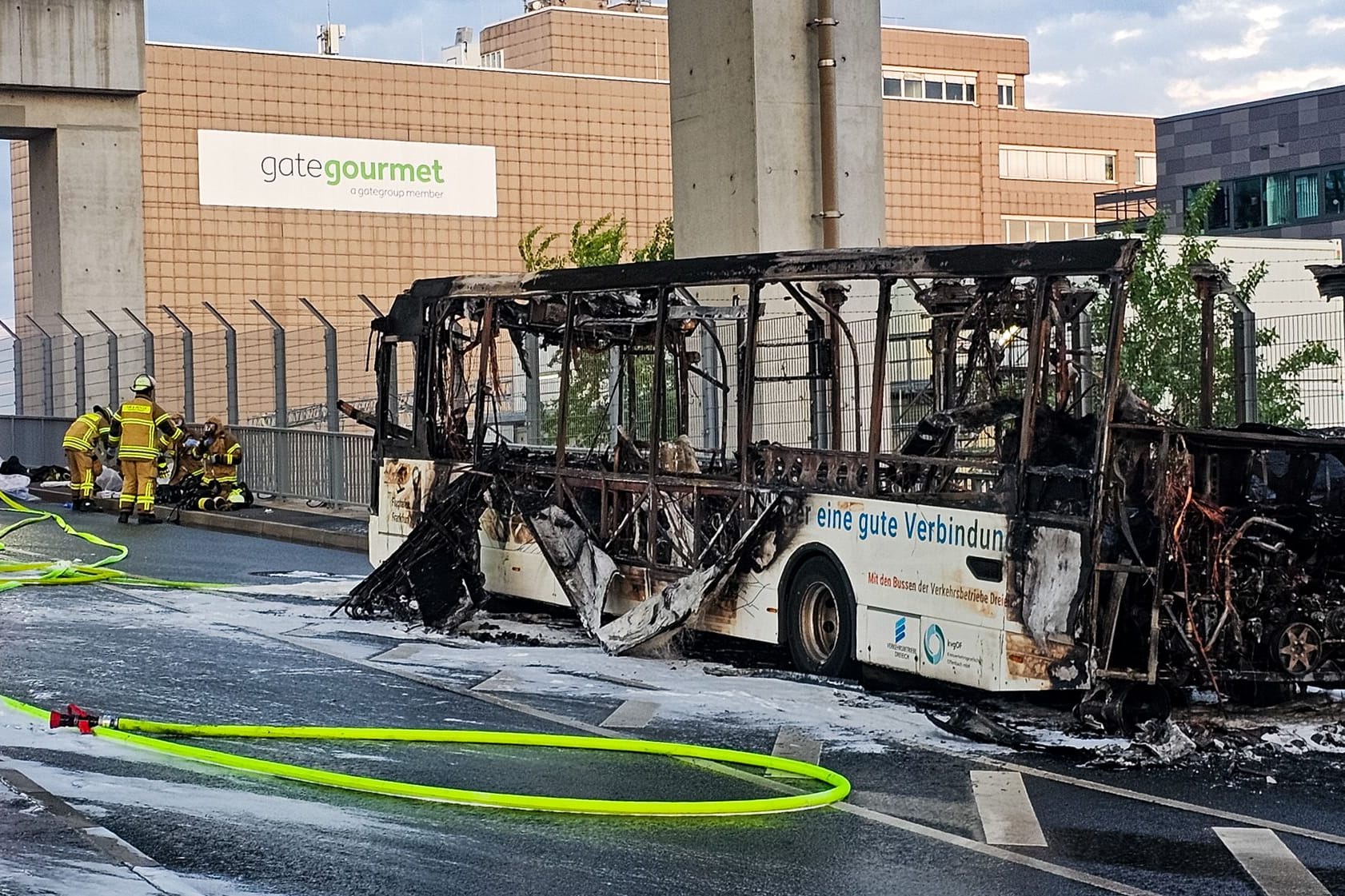 Überreste des Busses am Frankfurter Flughafen am Donnerstagabend.