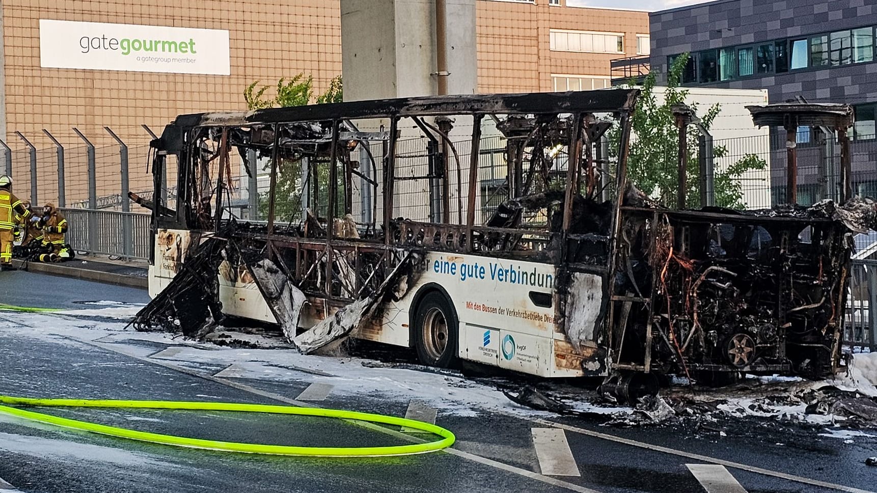 Überreste des Busses am Frankfurter Flughafen am Donnerstagabend. Überreste des Busses am Frankfurter Flughafen am Donnerstagabend.