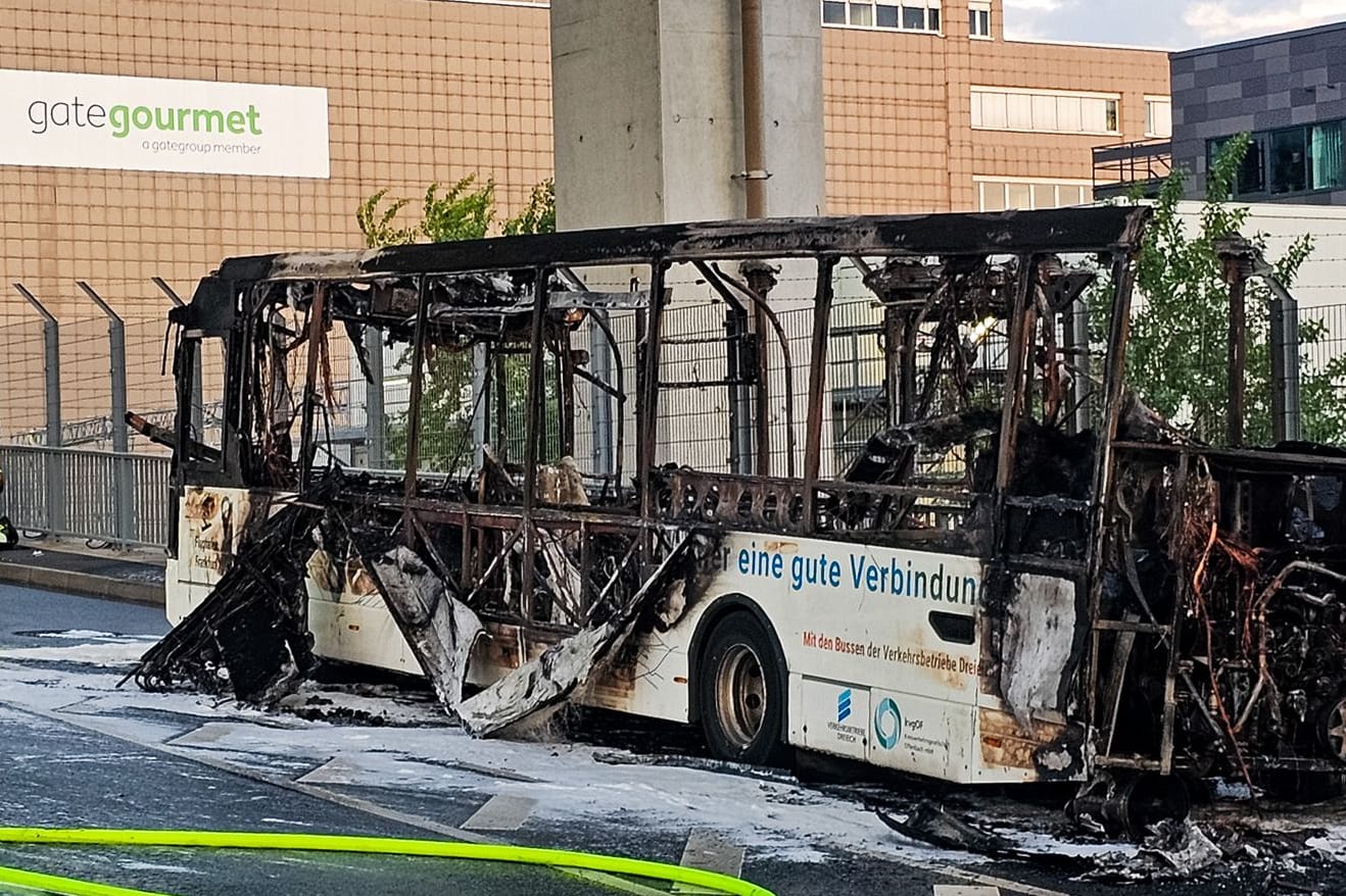 Überreste des Busses am Frankfurter Flughafen am Donnerstagabend.