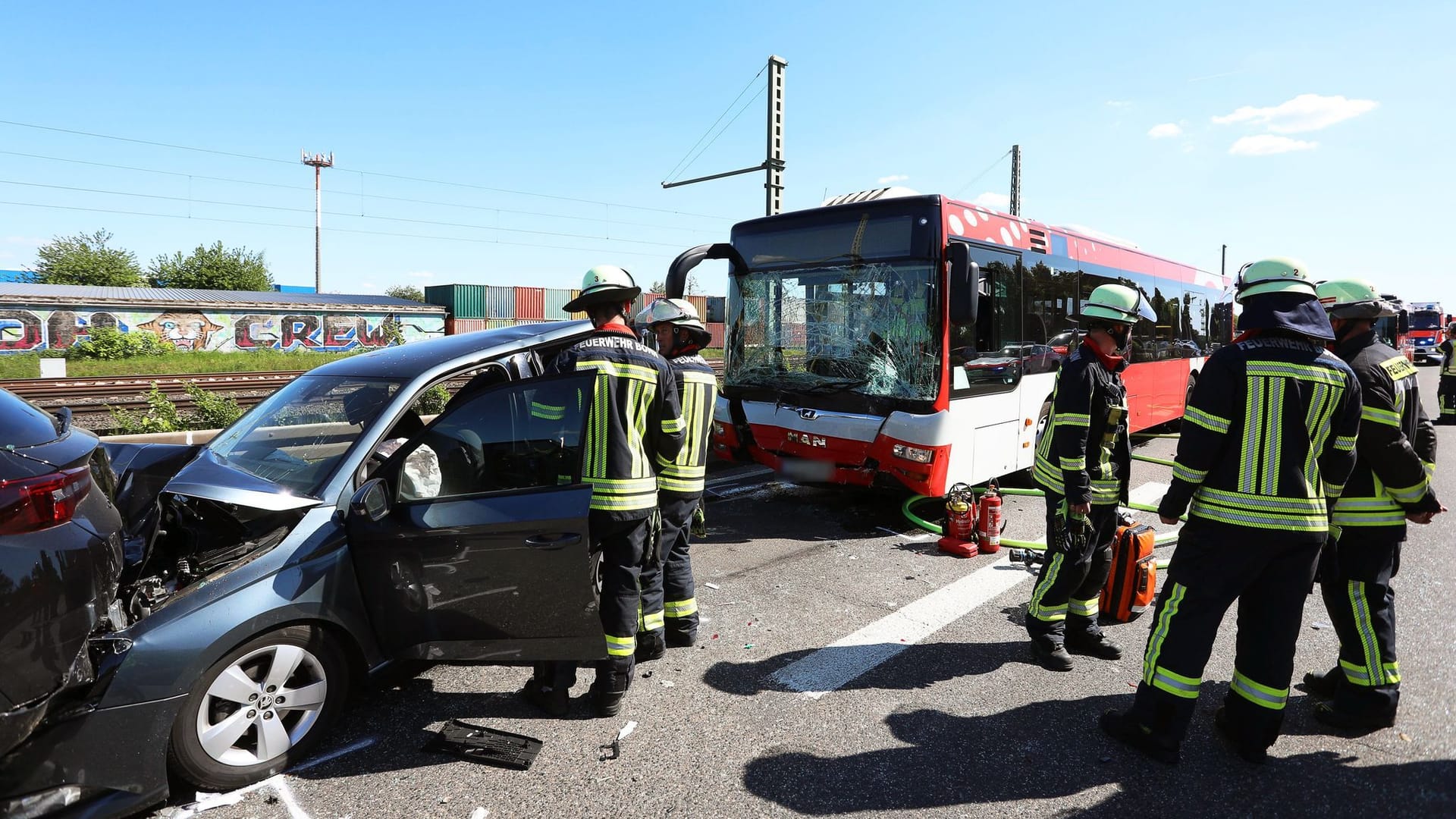 Mehrere Verletzte bei Karambolage mit Flughafenbus an Stauende Mehrere Verletzte bei Karambolage mit Flughafenbus an Stauende