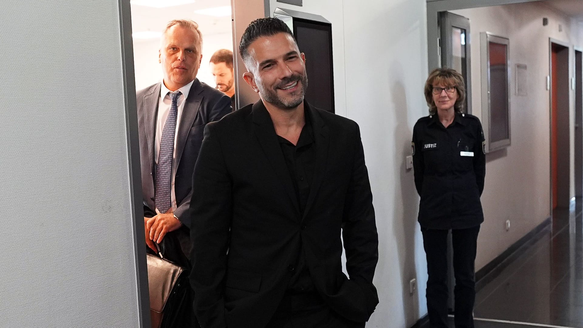 Marc Terenzi (m.) freut sich nach dem Urteil: Der Sänger ist vom Vorwurf der vorsätzlichen Körperverletzung an Verena Kerth freigesprochen worden