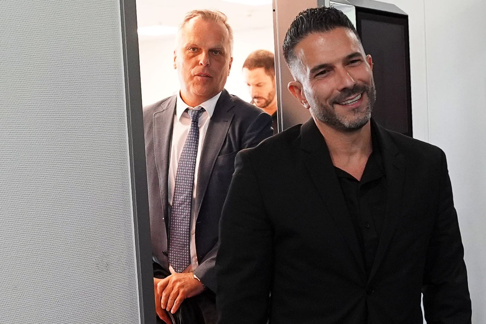Marc Terenzi (m.) freut sich nach dem Urteil: Der Sänger ist vom Vorwurf der vorsätzlichen Körperverletzung an Verena Kerth freigesprochen worden