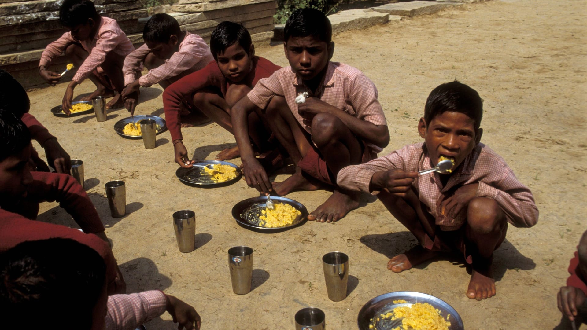 Schulspeisung in Indien (Archivbild): An den staatlichen Schulen des Landes bekommen täglich Millionen Kinder ein kostenloses Mittagessen.