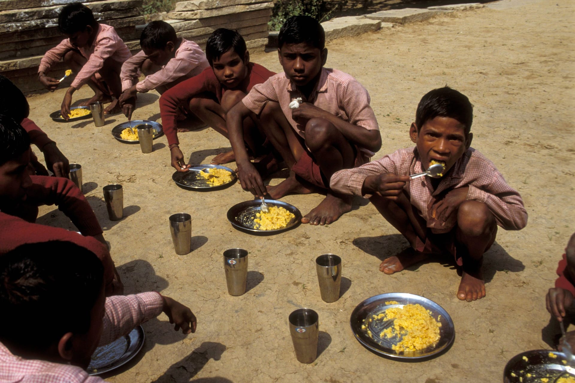 Schulspeisung in Indien (Archivbild): An den staatlichen Schulen des Landes bekommen täglich Millionen Kinder ein kostenloses Mittagessen.