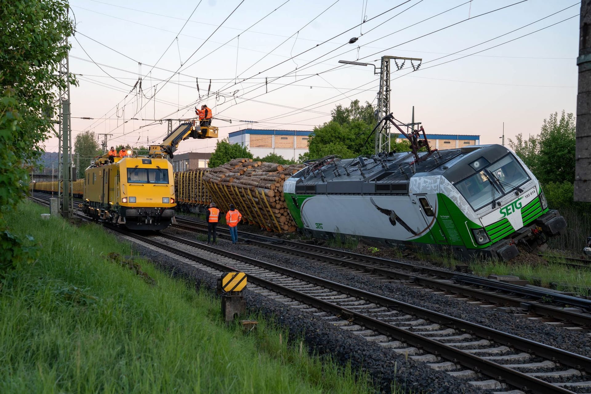 In Borken ist eine Lokomotive mit Holzstämmen entgleist