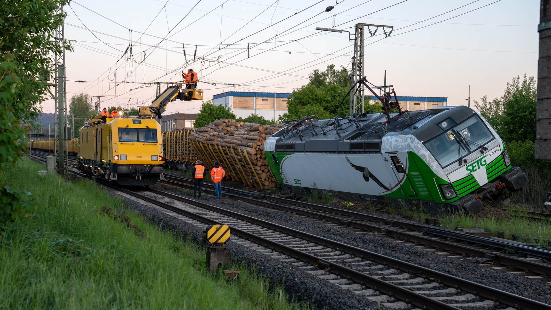 In Borken ist eine Lokomotive mit Holzstämmen entgleist